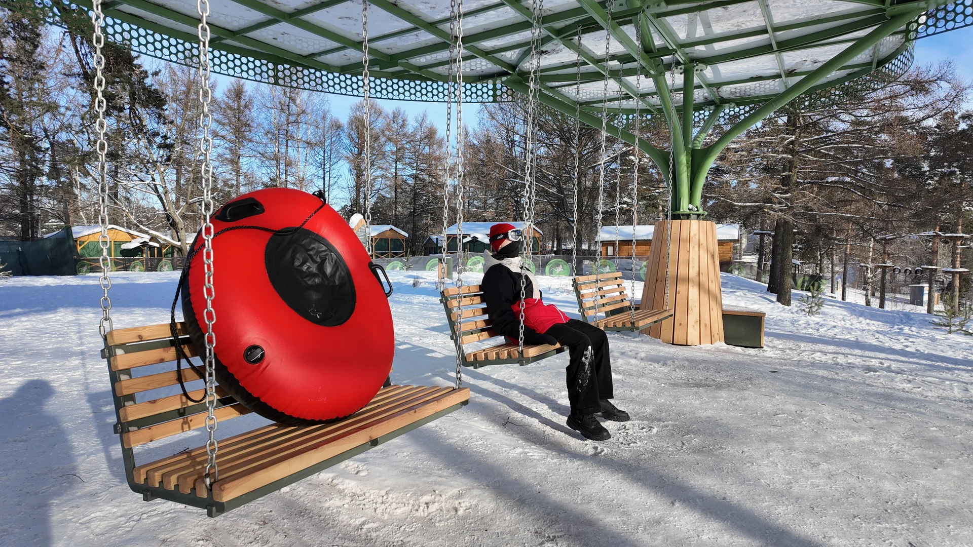 Красный SNEG на скамейке зимней беседки